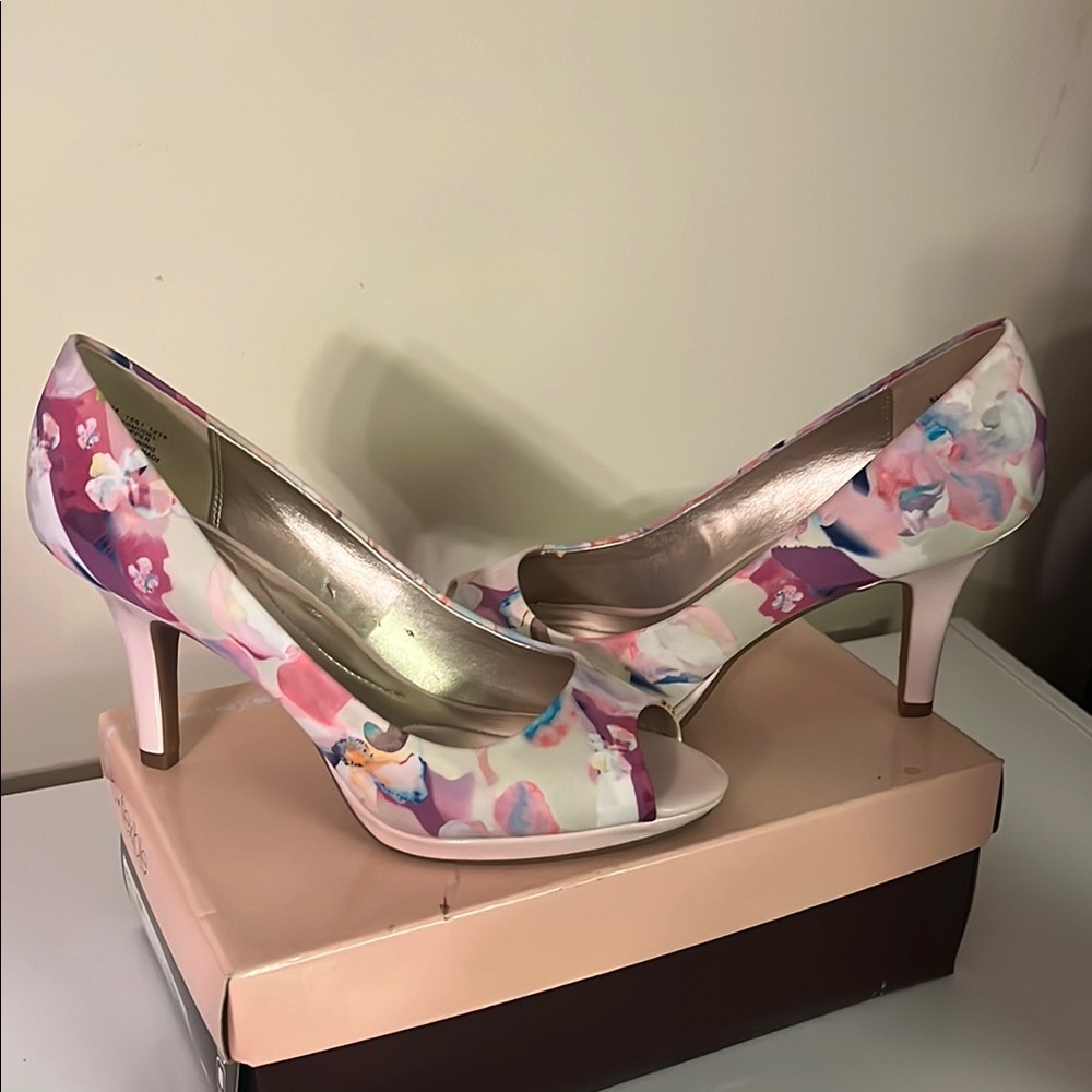 Bandolino Pink and Purple Floral Heels